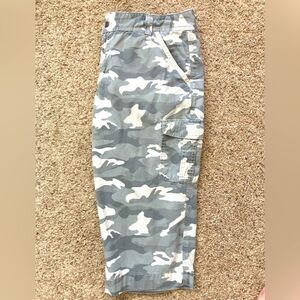 Carhartt camo relaxed crop pants w/ cargo pockets